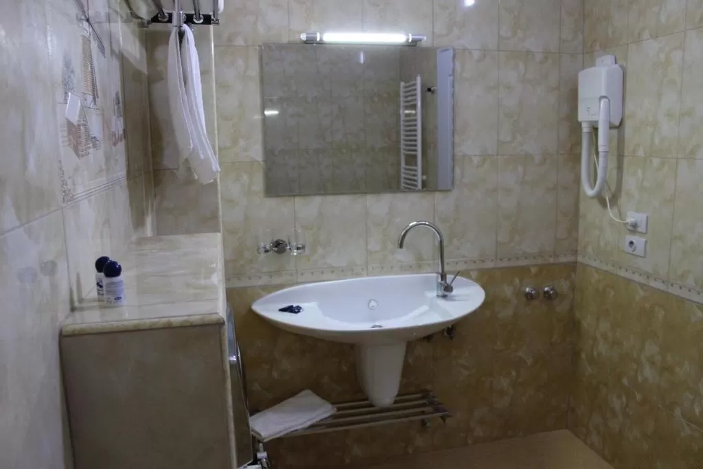 Family Bathroom 1.jpg